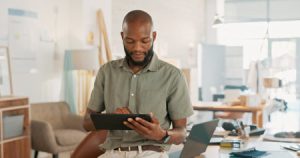 199002889-tablet-escritório-e-homem-negro-de-negócios-com-marketing-digital-gestão-de-ativos-da-empresa-e