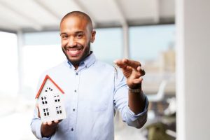 homem-de-negocios-preto-feliz-expressao_1194-2796